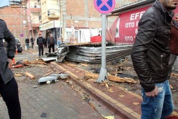 Vergi Dairesinin Çatısı Uçtu: 4 Ağır Yaralı