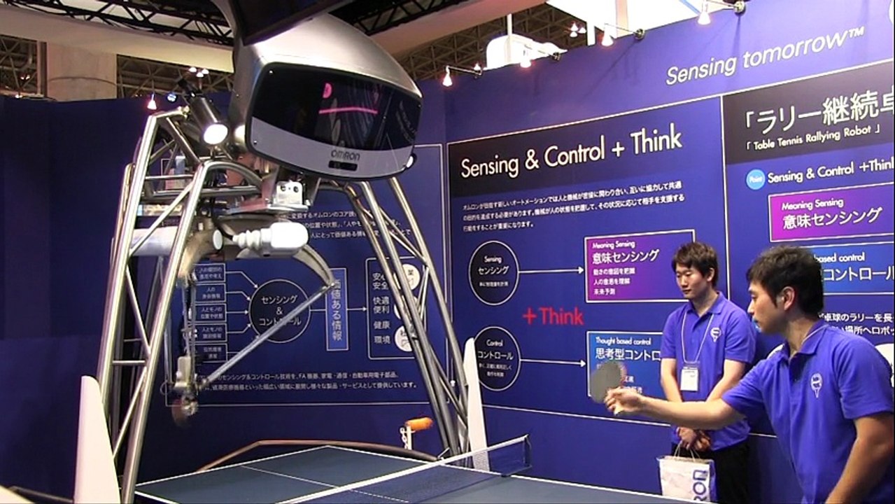 Insolite : 600 Kg et 3 mètres de haut, il joue au tennis de table