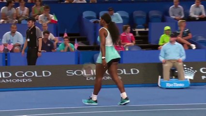 Serena Williams demande un café en plein match