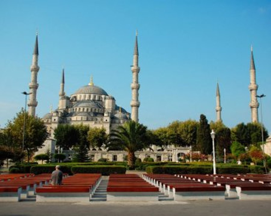 Sultanahmet'te Karakola Bombalı İntihar Saldırısı: 1 Polis Yaralı