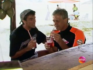 Top Model 7 - Florinda prepra suco para Gaspar e Saldanha