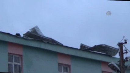 Rüzgardan Çatılar Uçtu