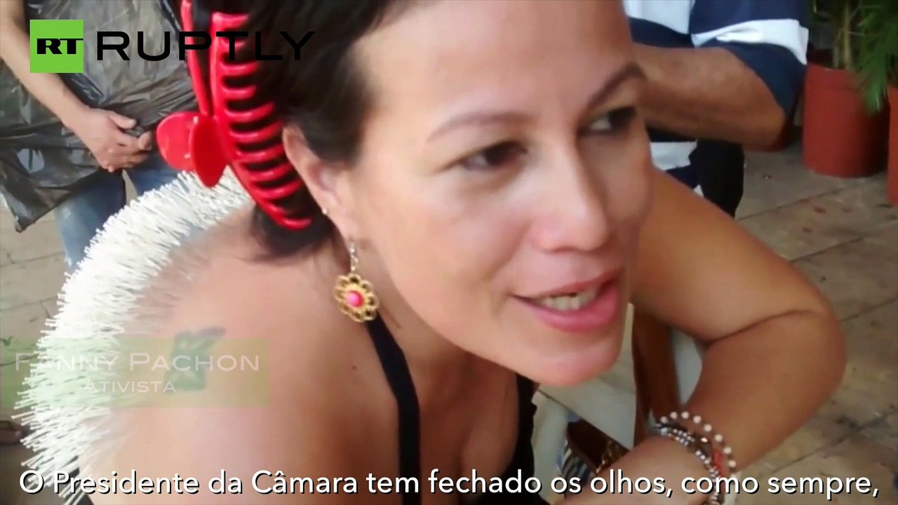 Contra touradas na Colômbia, ativista espeta-se com milhares de agulhas