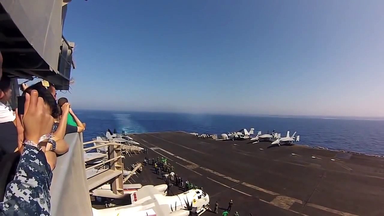 Un avion de chasse passe le mur du son