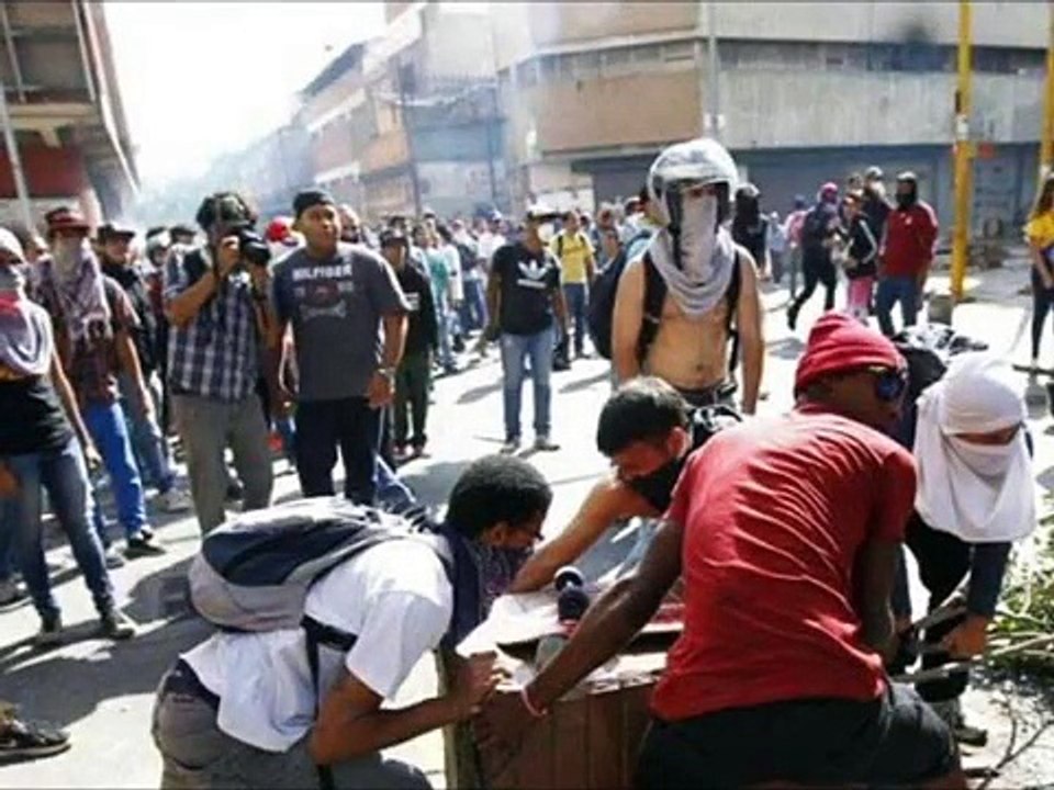 Angela Zago le habla al oficialista y al manifestante.