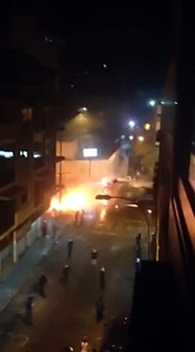 Ballena de GNB incendiada en Chacao. #30M 7-40pm