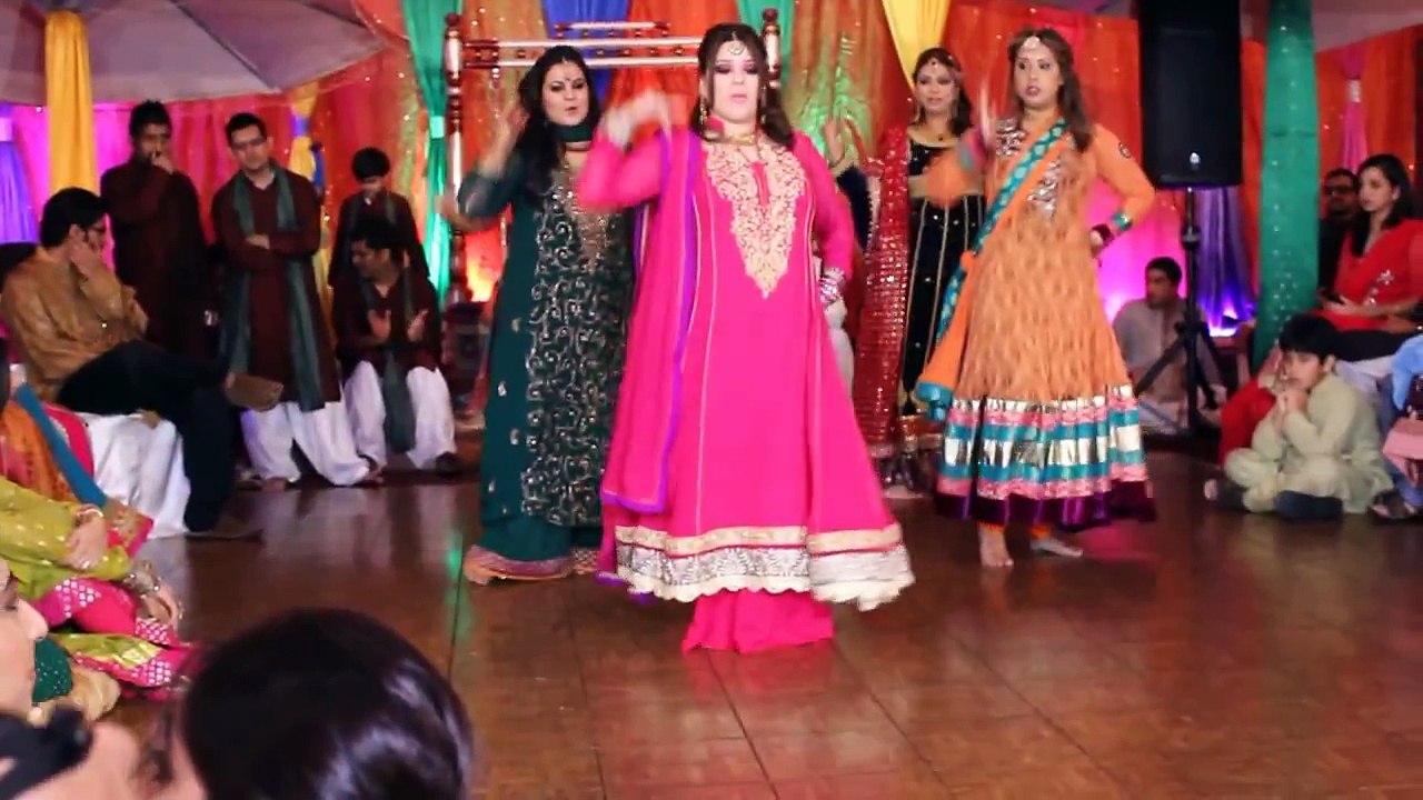 Girls Mehndi dance