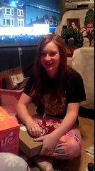 Reação de garota ao receber o ingresso para o show do One Direction