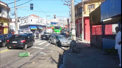 Ce gars réagit d'une manière unique après la démolition de sa voiture ...