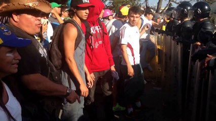 Militar de Venezuela antes de disparar en contra de los estudiantes, se le salen las làgrimas