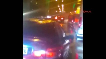 Kamyon Üzerindeki Konteyner Ev FSM'de Yol Ortasına Düştü