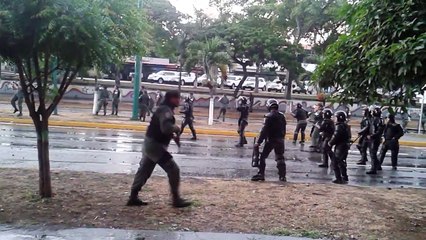 Militares contra los estudiantes 12F Barquisimeto 2 2