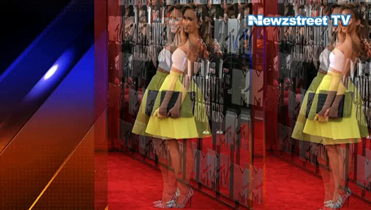 Jessica Alba sets the temperature high in tiny bikini