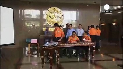 Indonesia confirma el hallazgo de la cola del avión de AirAsia que se espera contenga las cajas negras
