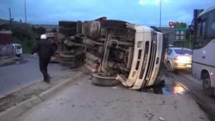 İzmir'de Buzlanan Yolda Tır Devrildi: 1 Yaralı
