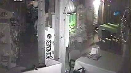 Emekleyerek İş Yerine Giren Hırsız Kameralara Yakalandı