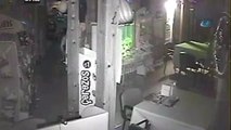 Emekleyerek İş Yerine Giren Hırsız Kameralara Yakalandı
