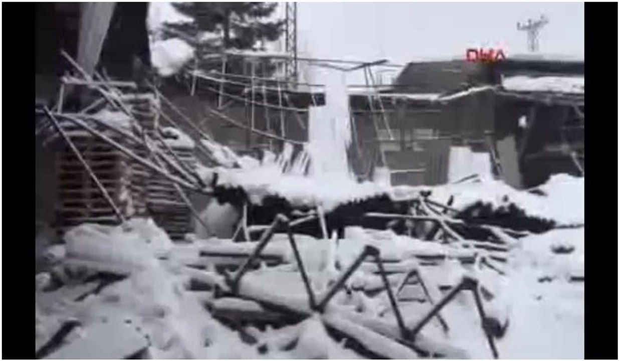 Fabrika çatıları kar yağışına dayanamadı