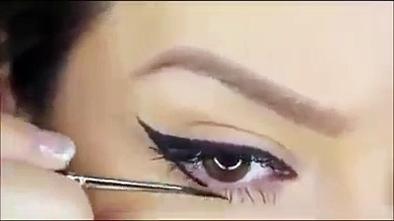 How to apply EyeLiner