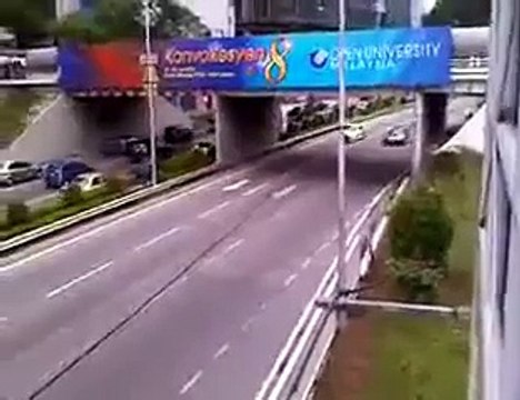 Fa drifting mentre viene inseguito dalla polizia