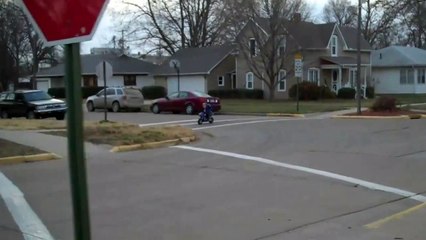 Un enfant va à l'école en moto... électrique