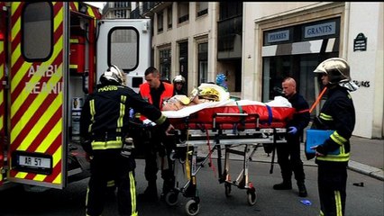 Evacuation de blessés après la fusillade contre Charlie Hebdo