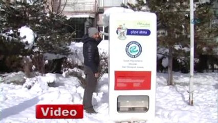 Bu Makine Sayesinde Sokak Köpekleri Soğukta Aç Kalmayacak