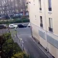 Pedestres se protegem do tiroteio em sede de revista em Paris