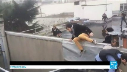 Les terroristes fuient dans la rue après la fusillade de Charlie Hebdo
