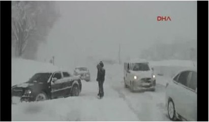 Yola çığ düştü