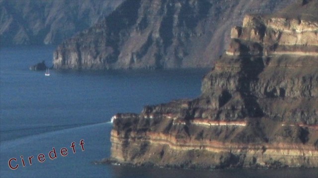 2/2 Tourisme en Grèce Visiter l'ile de Santorin Volcan Tourism in Greece Visit the island of Santorini Volcano Tourismus in Griechenland Besuchen Sie die Insel Santorin Vulkan Turismo en Grecia Visita la isla de Santorini