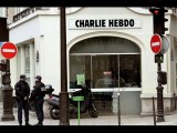 Joelle Meskens devant la rédaction de Charlie Hebdo