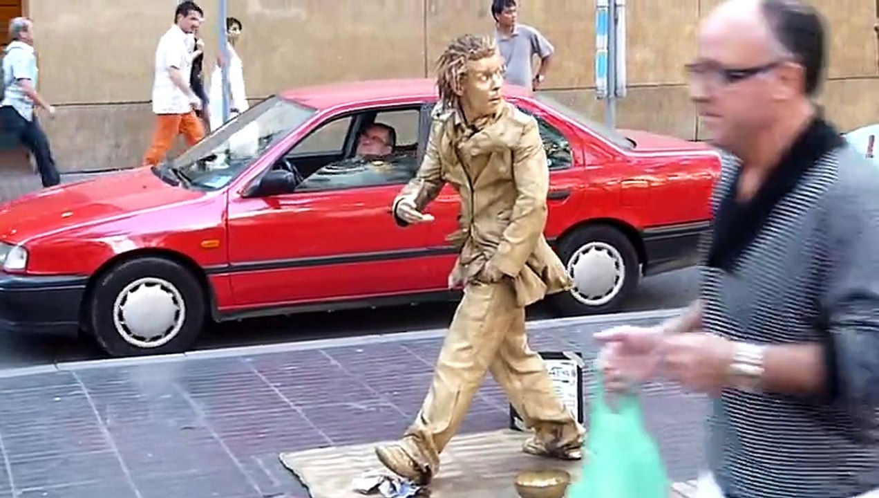 Awesome Walking Statue Street