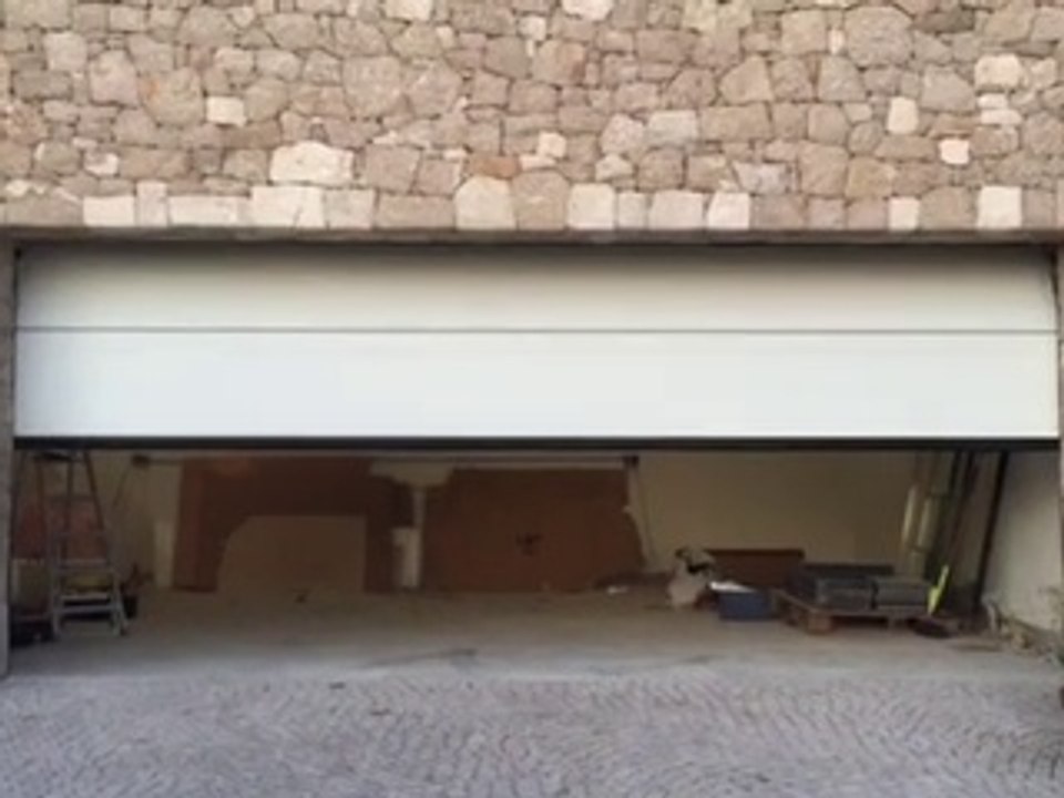 Porte de garage sectionnelle plafond motorisée et posée par APG Accès Portes de Garage