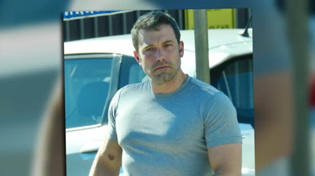 Ben affleck zeigt seine superhelden figur
