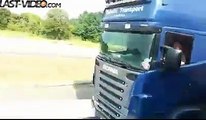 Il veut doubler un autre camion à 120 km/h mais ce dernier ne se laisse pas faire