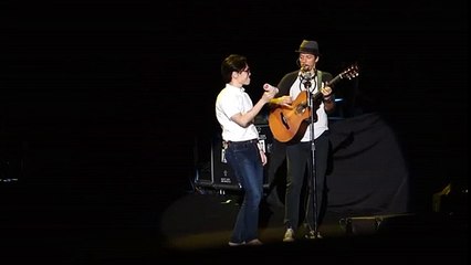 Jason Mraz Calls Fan On Stage And He Steals The Show