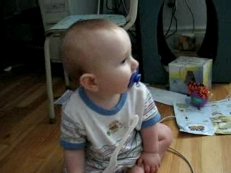 Xavier danse sur la musique de pigloo