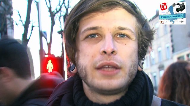 Rassemblement à 17h sur les parvis des droits de l'homme Bordeaux ,nous étions plus de cinq milles personnes ( je suis charlie hebdo Nous sommes Tous charlie hebdo )