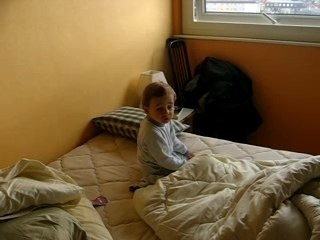 Titouan joue sur le lit