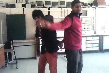 jb lrke class me akele hon to kya krte hn. very funny