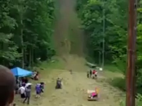 Il monte une pente très raide en moto ! Peur de rien lui !