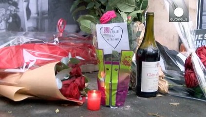 Цветы у «Шарли эбдо»: «мы не сдадимся»