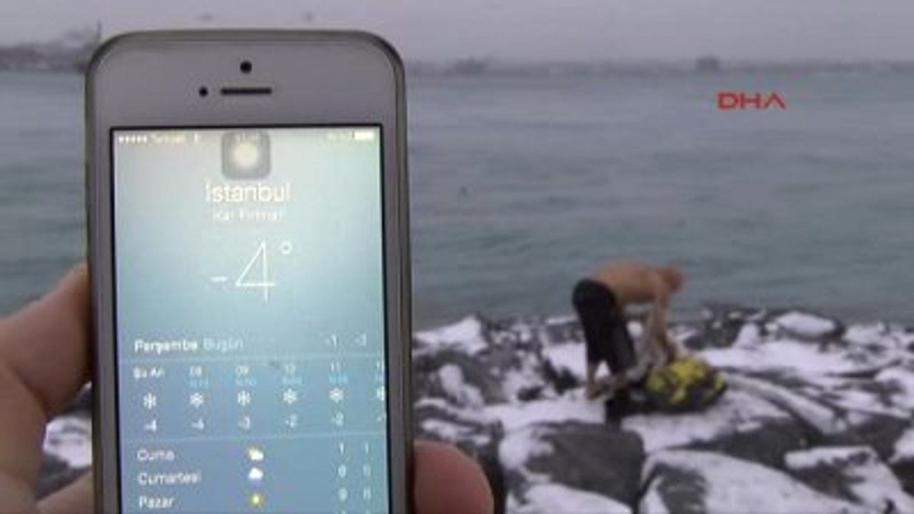 Sarayburnu Fatihleri Dondurucu Soğuğa Aldırmadan Denize Girdi