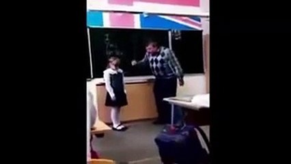 Une petite fille à l'école qui ne se laisse pas faire