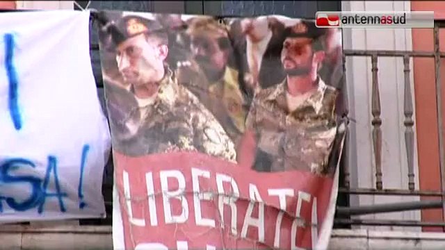TG 30.12.14 Marò liberi , striscione per Latorre e Girone al Comune di Bari