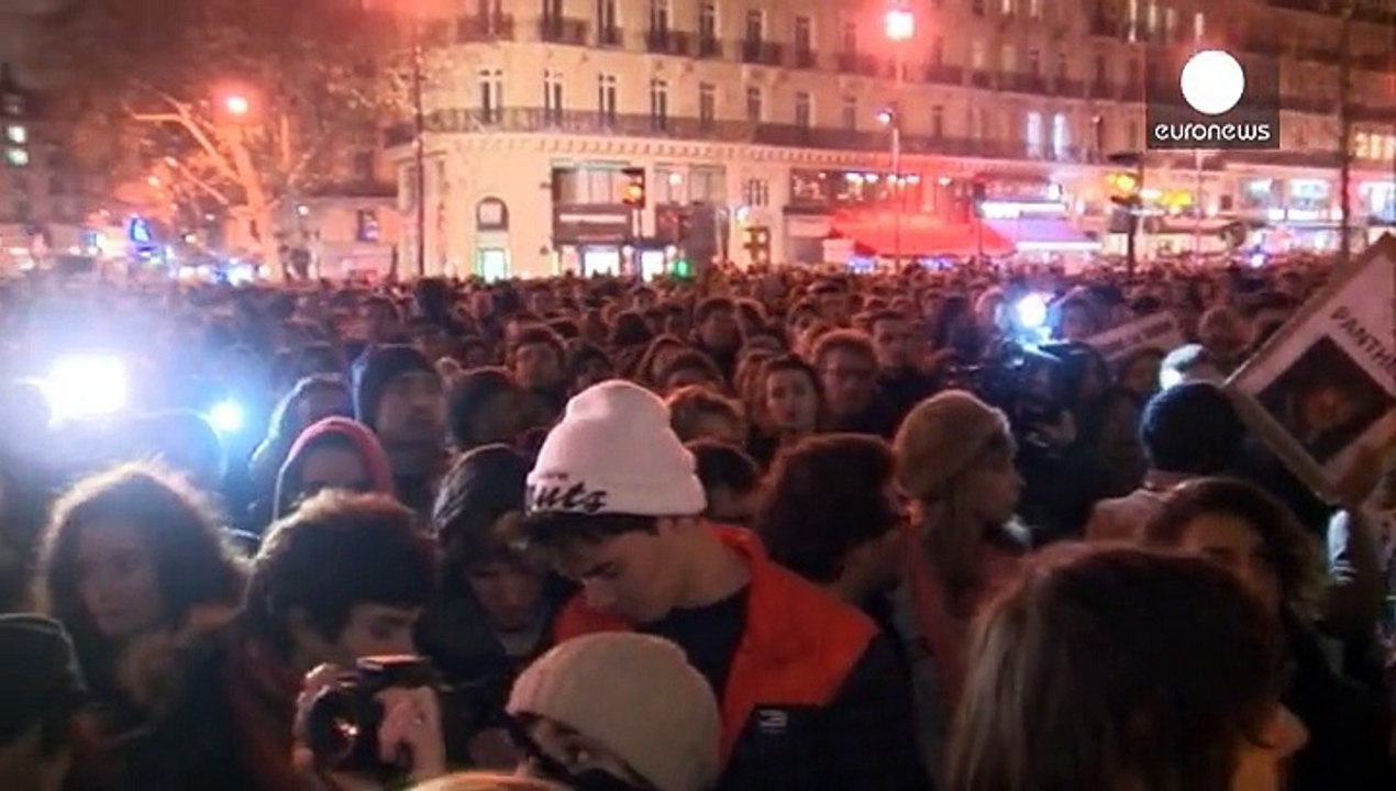 همبستگی هزاران قلم بدست در میدان «جمهوری» پاریس با «شارلی اِبدو»