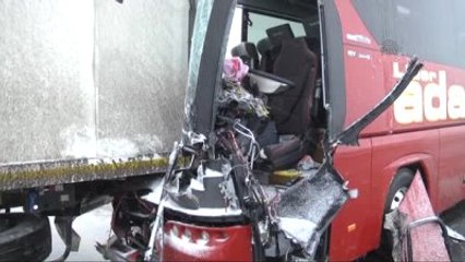 Sakarya'da Yolcu Otobüsü Tıra Çarptı