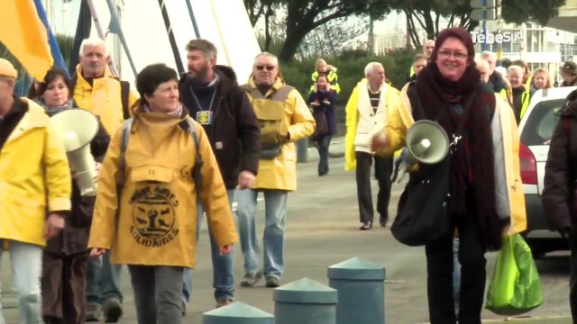 Tarifs insulaires. Cirés jaunes : soutien devant l'hôtel de police de Lorient