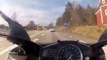 Yamaha R1 ile Mercedes SL63 AMG Kovalamak